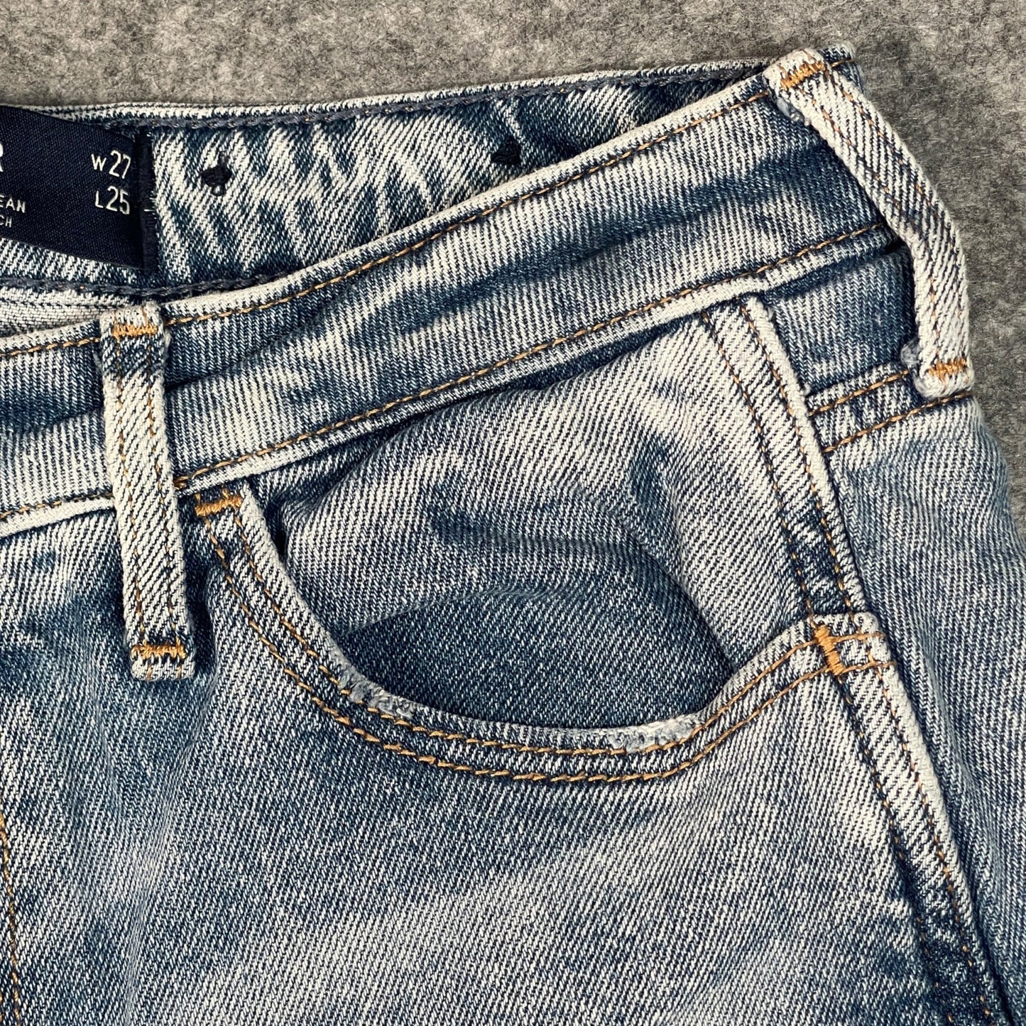 Hollister Womens Ultra High-Rise Mom Jeans Size 5S Light Wash Denim Casual Style - Voodoo Jewelers