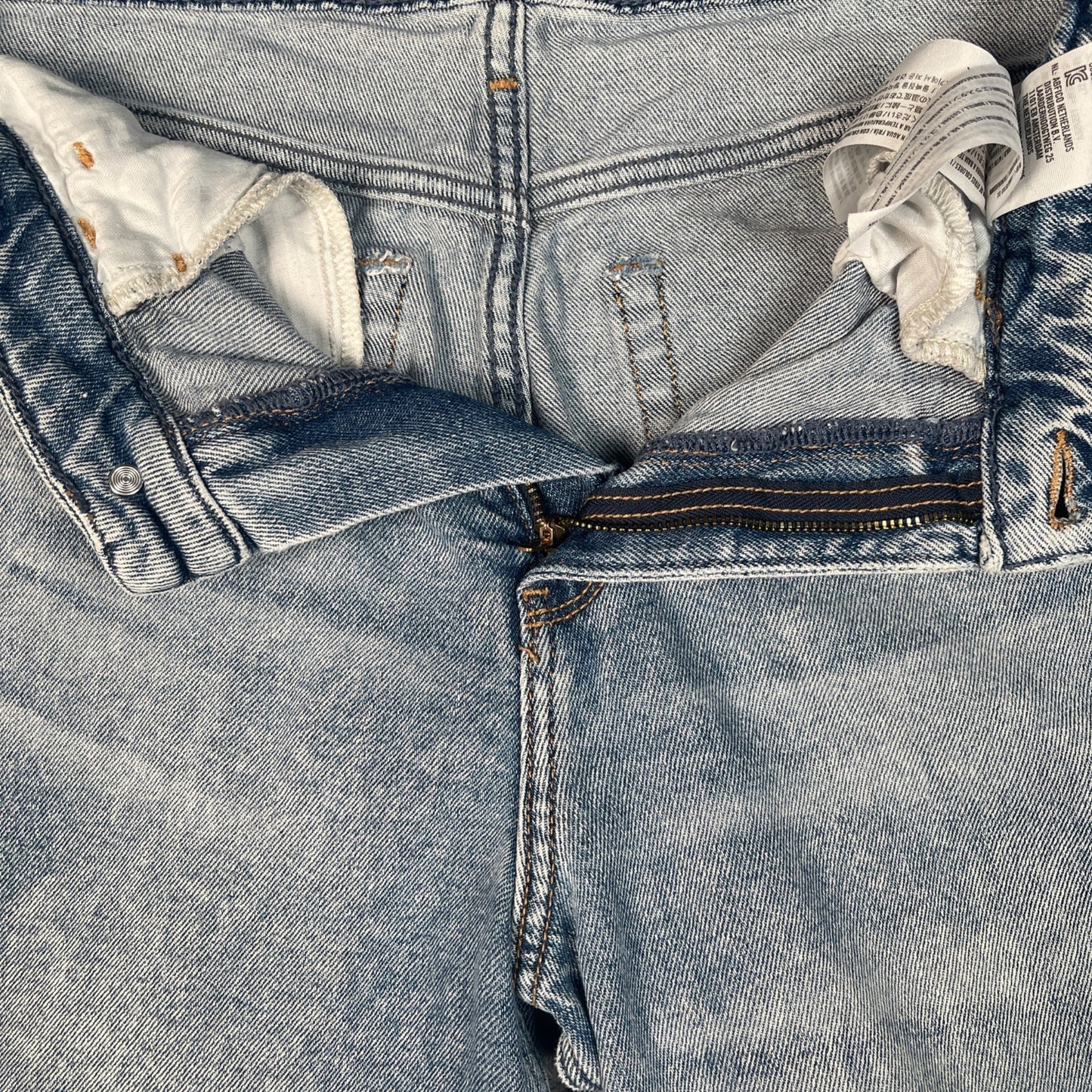Hollister Womens Ultra High-Rise Mom Jeans Size 5S Light Wash Denim Casual Style - Voodoo Jewelers