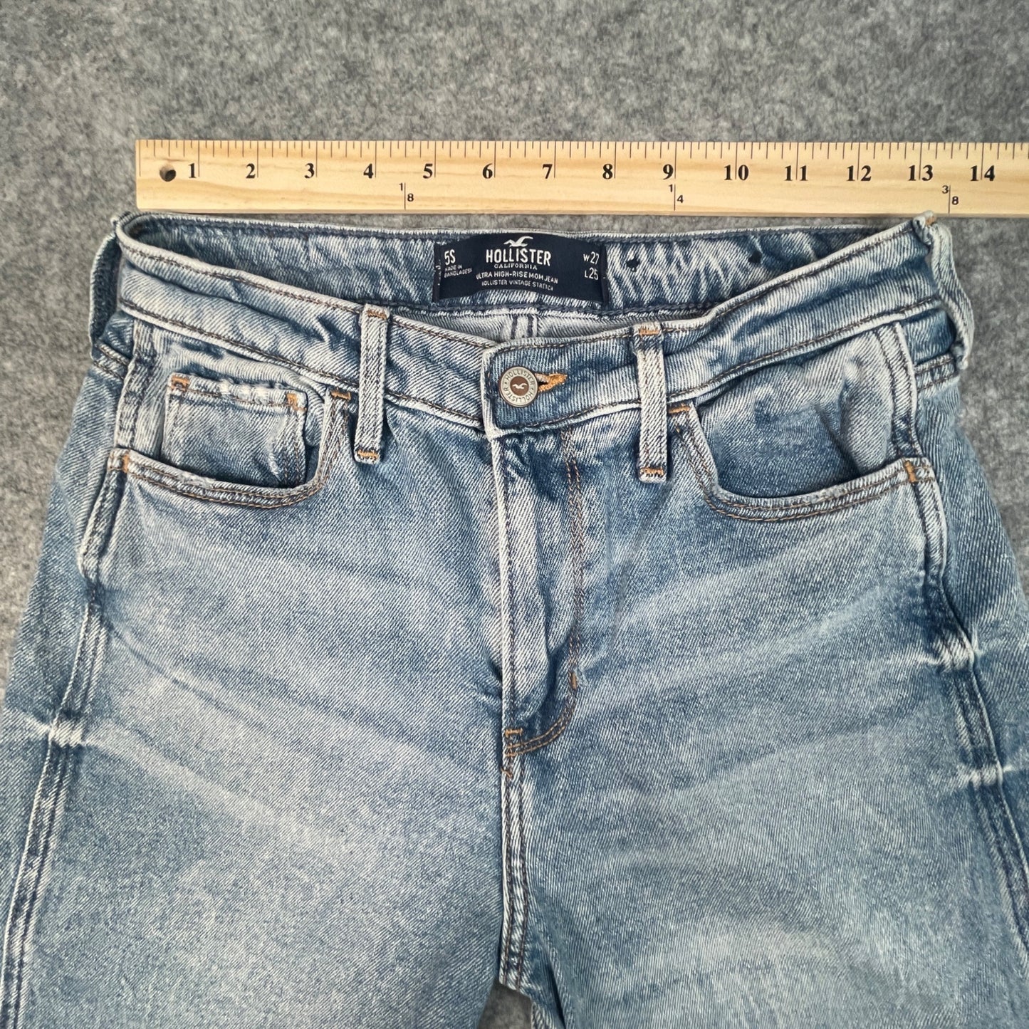 Hollister Womens Ultra High-Rise Mom Jeans Size 5S Light Wash Denim Casual Style - Voodoo Jewelers