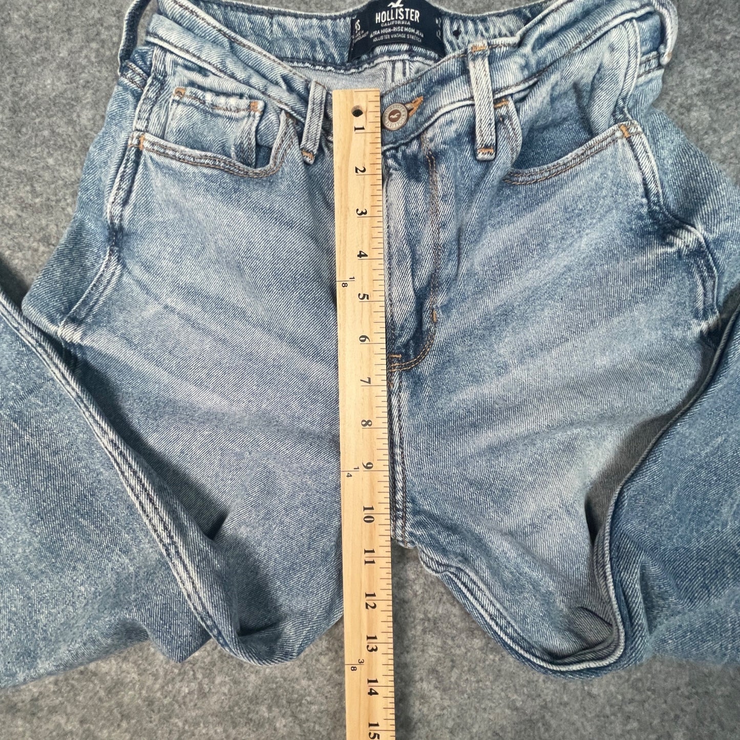 Hollister Womens Ultra High-Rise Mom Jeans Size 5S Light Wash Denim Casual Style - Voodoo Jewelers