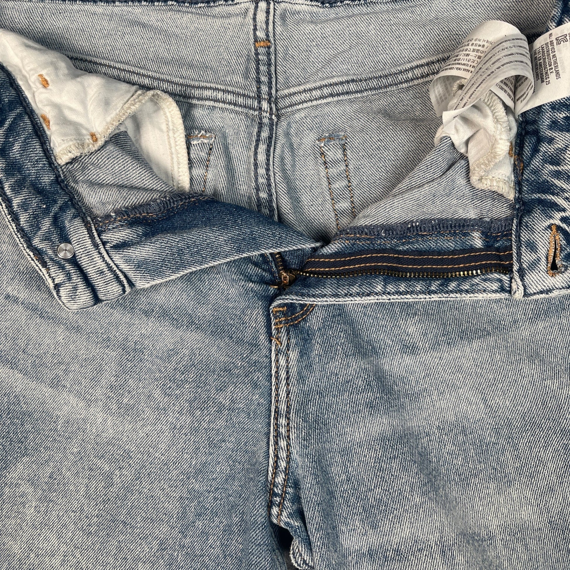 Hollister Womens Ultra High-Rise Mom Jeans Size 5S Light Wash Denim Casual Style - Voodoo Jewelers