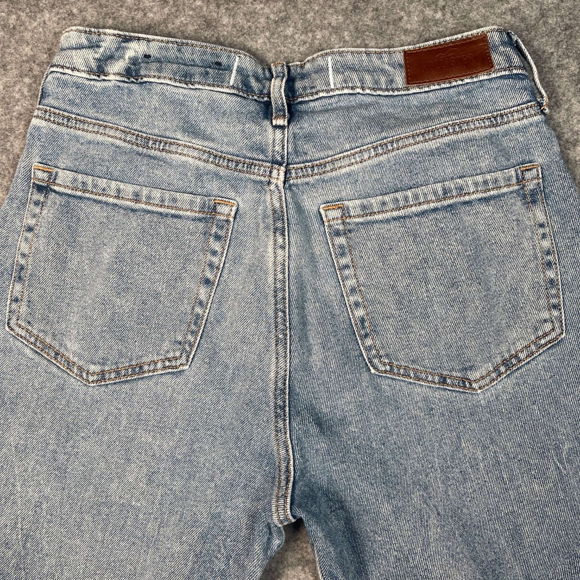 Hollister Womens Ultra High-Rise Mom Jeans Size 5S Light Wash Denim Casual Style - Voodoo Jewelers