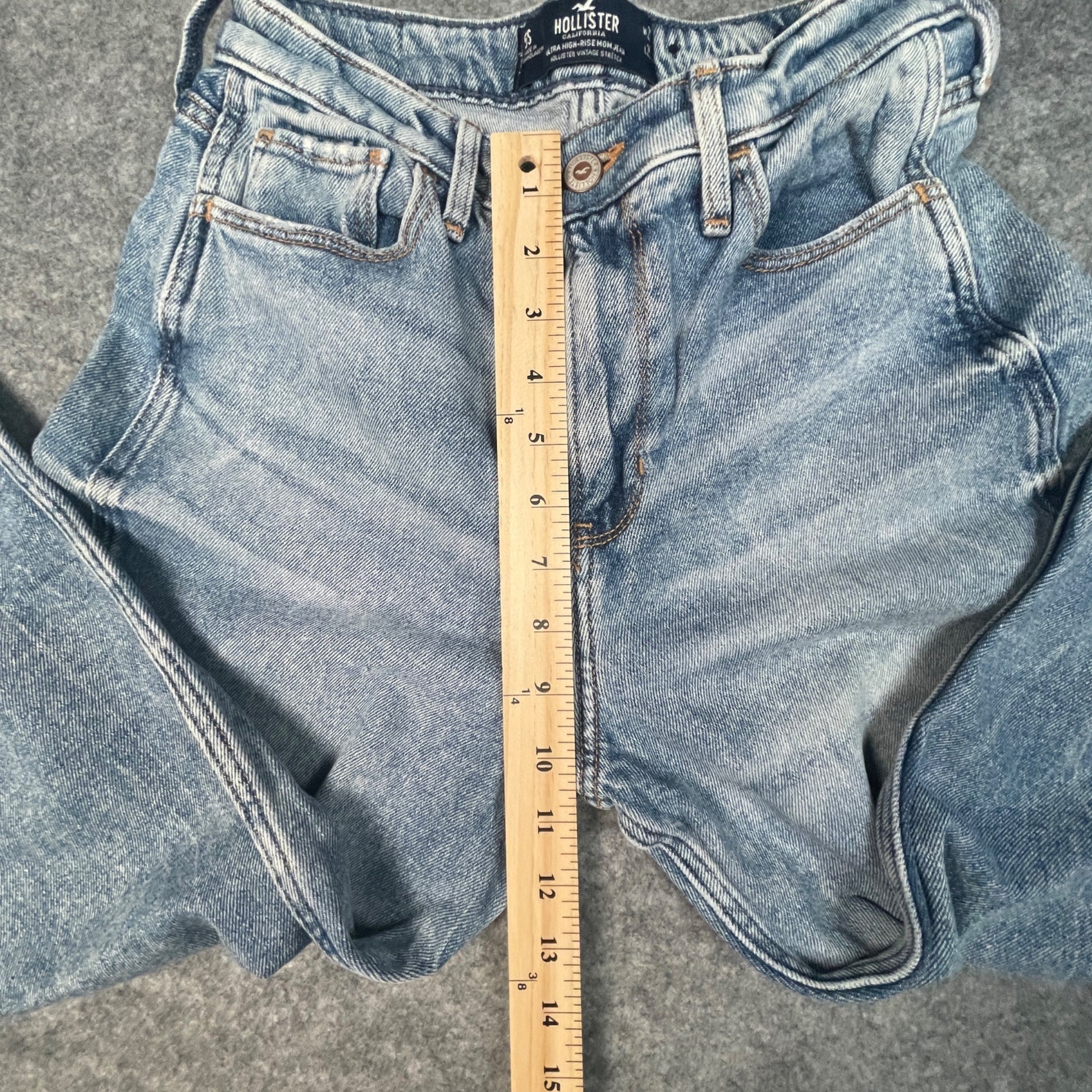 Hollister Womens Ultra High-Rise Mom Jeans Size 5S Light Wash Denim Casual Style - Voodoo Jewelers