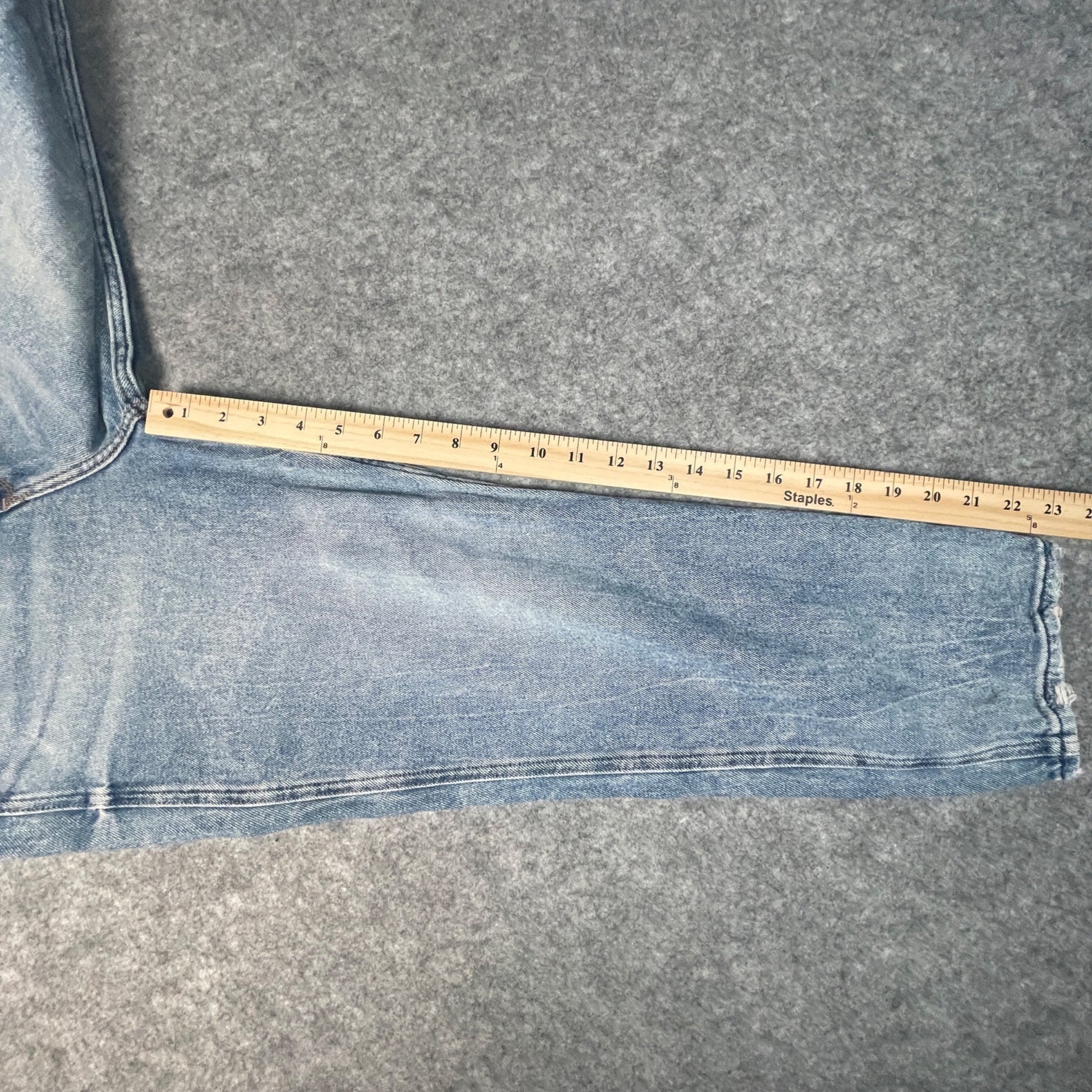 Hollister Womens Ultra High-Rise Mom Jeans Size 5S Light Wash Denim Casual Style - Voodoo Jewelers